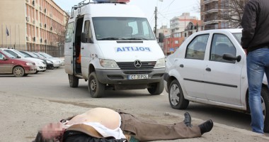 Foto : Caz �ocant la Constan�a: cadavrul unui contraamiral, abandonat  de Ambulan�� �n fa�a unei �coli!