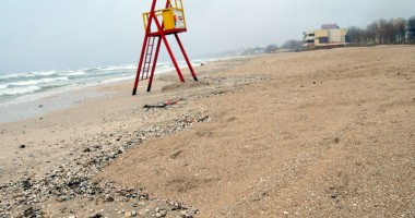 Foto : �ncepe b�taia pentru plajele M�rii Negre