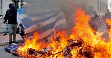 Foto : Protestatarii greci au cerut taxe de protec�ie proprietarilor de magazine, pentru a nu le devasta
