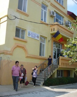 Foto : Scandal la Vulturu. Primarul  �l face impostor pe directorul �colii!