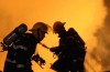 1320899379pompieriincendiu-1328221102.jpg : Incendiu pe bulevardul Mamaia. Mai multe bar�ci au fost cuprinse de fl�c�ri