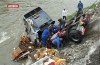 accident-1337414849.jpg : A plonjat cu TIR-ul �n OLT, dar a sc�pat teaf�r
