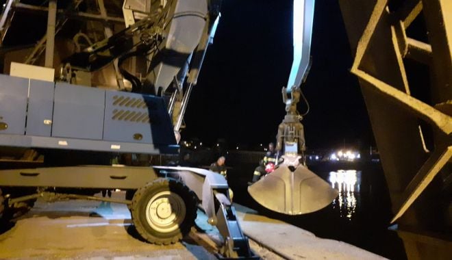SALVARE ÎN PORTUL CONSTANȚA: cățeluș căzut în apă, scos de pompieri