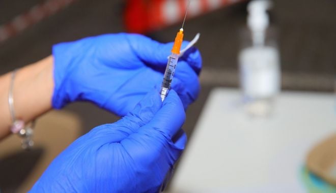Vaccinare cu buletinul la Delfinariu