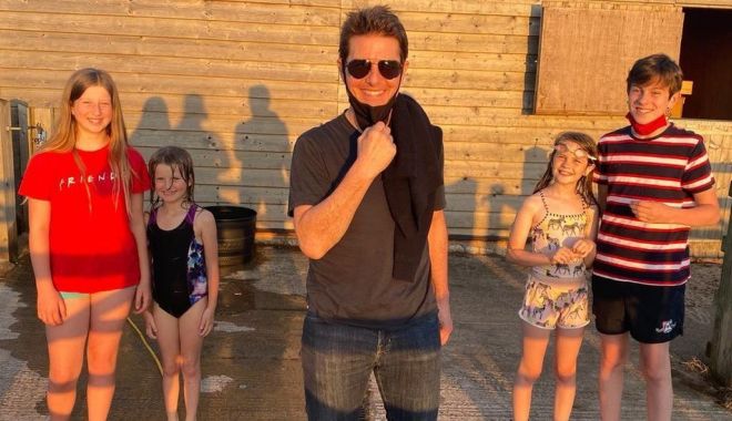 BBC: Tom Cruise a aterizat cu elicopterul în grădina unei familii din Marea Britanie