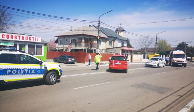 GALERIE FOTO / Accident în fața Poliției Valu lui Traian. O femeie a fost rănită!