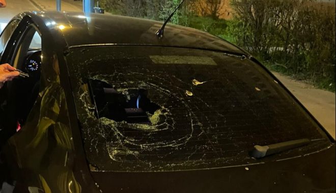 ALTERCAȚIE ÎN MIEZ DE NOAPTE! Un taximetrist a ATACAT o mașină de BOLT!