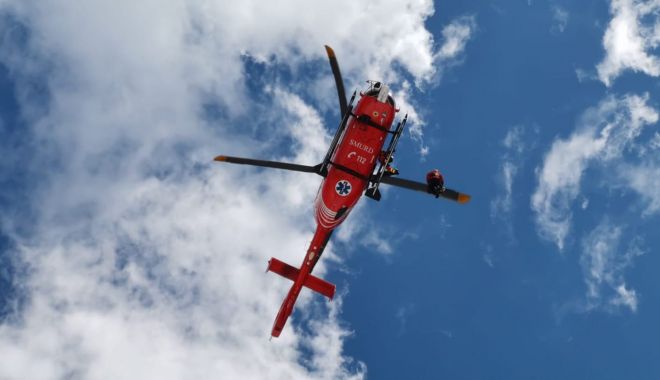 Un alpinist accidentat pe munte a fost preluat de un elicopter şi transportat la spital