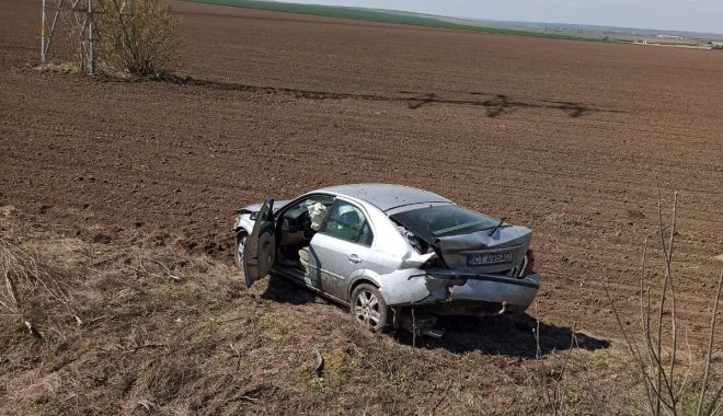 MAȘINĂ RĂSTURNATĂ. O persoană a fost rănită