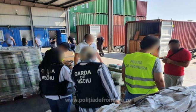 Containere cu DEȘEURI DIN PLASTIC, aduse din Irlanda, oprite în port