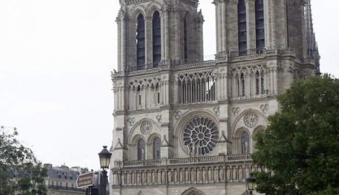 ATAC LA NOTRE DAME DIN PARIS / Un polițist a fost rănit. Cel puțin o mie de persoane se aflau în interiorul catedralei - 2-1496774776.jpg