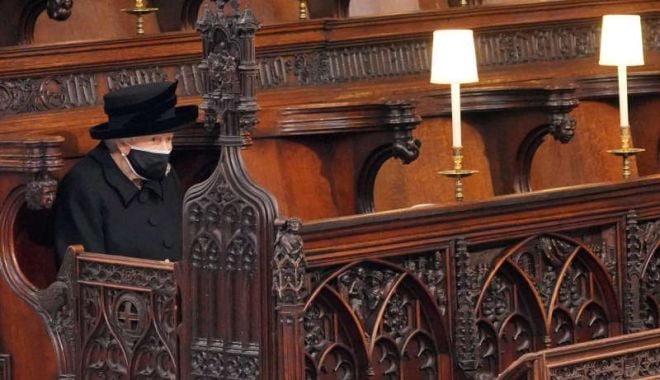 Regina Elisabeta a II-a a stat singură la funeraliile prinţului Philip: