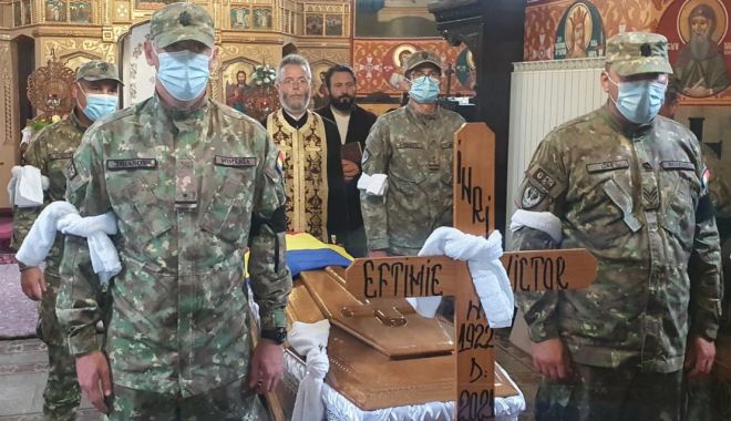 GALERIE FOTO. ONORURI MILITARE pentru veteranul de război care a pus umărul la ridicarea Sălii Sporturilor și Casei Sindicatelor din Constanța