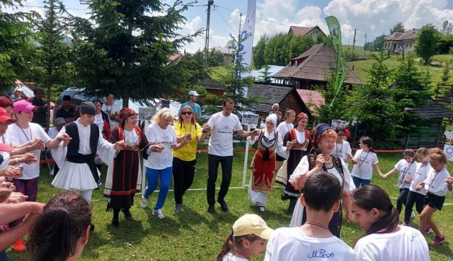 Olimpism / Maricica Puică şi Mihai Covaliu, în hora copiilor, de Ziua Olimpică, la Șirnea