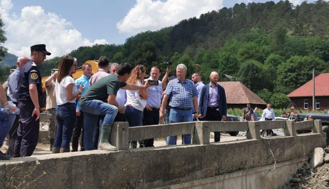 Premierul Florin Cîțu a inspectat localitățile afectate de inundații, din Alba. „Solidaritatea este importantă”