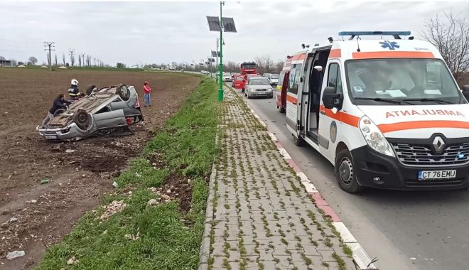 FOTO/VIDEO. Mașină răsturnată, la Lumina. O victimă dusă la spital