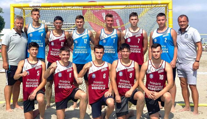 Juniorii A de la CS Medgidia, campioni judeţeni la handbal pe plajă