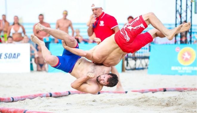 Peste 500 de luptători, la startul Campionatului Mondial de lupte pe plajă de la Constanţa