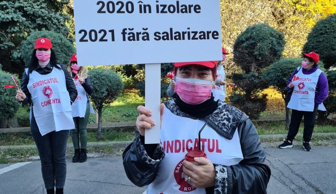 Angajaţii DGASPC au pichetat Prefectura Constanţa
