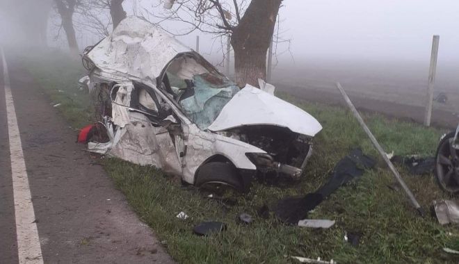 GALERIE FOTO / ACCIDENT ÎNGROZITOR: UN MORT ȘI O MAȘINĂ DISTRUSĂ, în județul Constanța