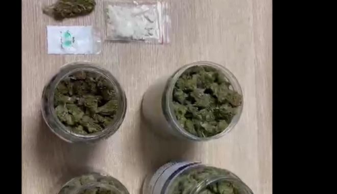 VIDEO / Flagrant și percheziții la Hârșova, pentru prinderea unor dealeri de droguri
