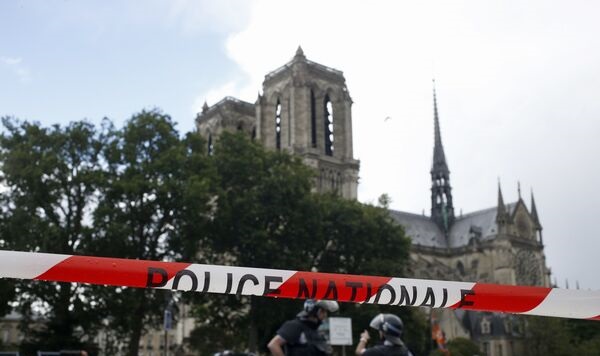 ATAC LA NOTRE DAME DIN PARIS / Un polițist a fost rănit. Cel puțin o mie de persoane se aflau în interiorul catedralei - 3-1496774769.jpg