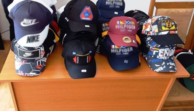 CAPTURĂ LA COSTINEȘTI. Haine contrafăcute, confiscate de jandarmi
