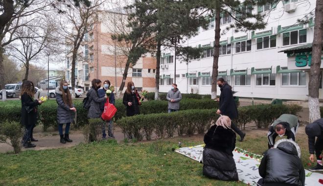 Mai mulţi liceeni au dus flori cadrelor medicale de la Spitalul Judeţean Vrancea, în semn de mulţumire