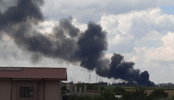 GALERIE FOTO / INCENDIU PUTERNIC LA UN DEPOZIT DIN CONSTANȚA