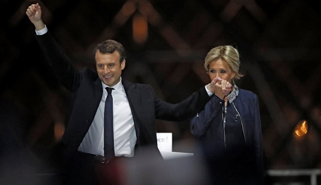 GALERIE FOTO. Femeia din spatele lui Emmanuel Macron. Profesoară de Artă Dramatică, cu 25 de ani mai în vârstă ca el - 40110b25000005784482380emmanuelm-1494241214.jpg