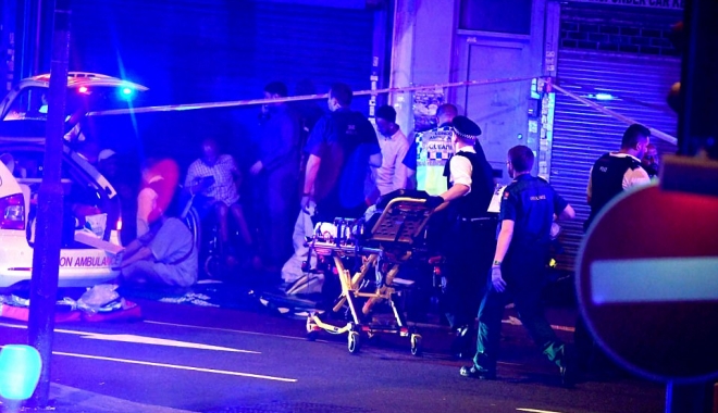 ATENTAT LONDRA / Un mort și opt răniți după ce un vehicul a intrat în pietoni. Galerie FOTO - 4189b69c000005784616452emergency-1497848534.jpg