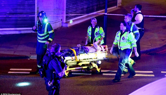 ATENTAT LONDRA / Un mort și opt răniți după ce un vehicul a intrat în pietoni. Galerie FOTO - 4189c74c000005784616452apedestri-1497848540.jpg