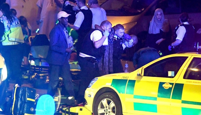 ATENTAT LONDRA / Un mort și opt răniți după ce un vehicul a intrat în pietoni. Galerie FOTO - 4189c763000005784616452twopolice-1497848548.jpg