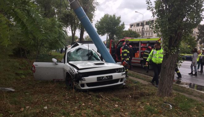GALERIE FOTO / GRAV ACCIDENT RUTIER ÎN MAMAIA. O mașină a intrat într-un stâlp
