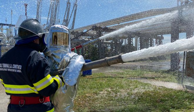 GALERIE FOTO. EXERCIȚIU TACTIC la Oil Terminal: cât de prompt intervin salvatorii, în caz de explozie!