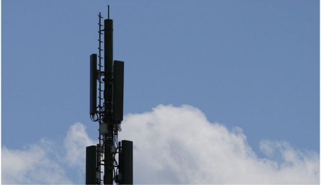 Doi călugări au incendiat o antenă 5G în Franța