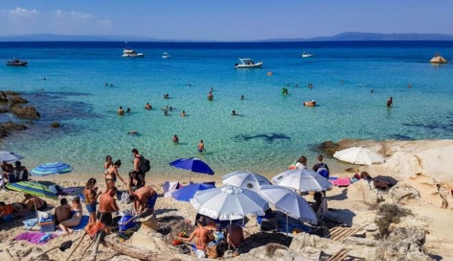 Grecia deschide sâmbătă plajele amenjate, cu o săptămână înainte de deschiderea sezonului