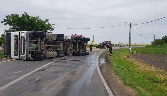 ACCIDENT GRAV: TIR RĂSTURNAT, ȘOFERUL A MURIT!