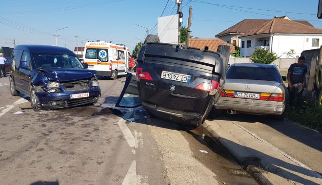 MAȘINĂ RĂSTURNATĂ, la ieșire din Valu lui Traian, TREI VICTIME au ajuns la spital
