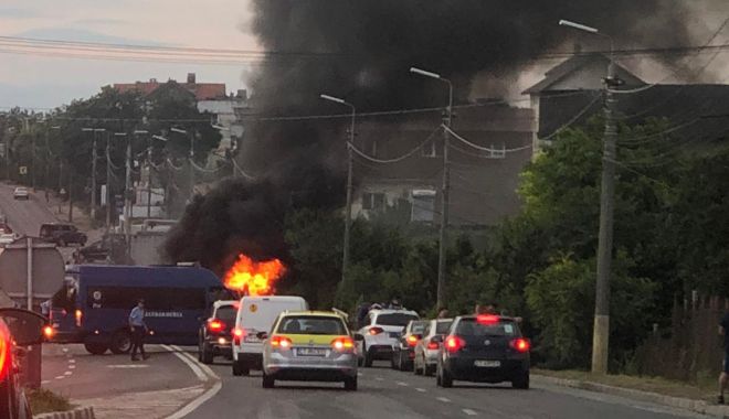 VIDEO / MAȘINĂ ÎN FLĂCĂRI, în Agigea. Traficul este blocat