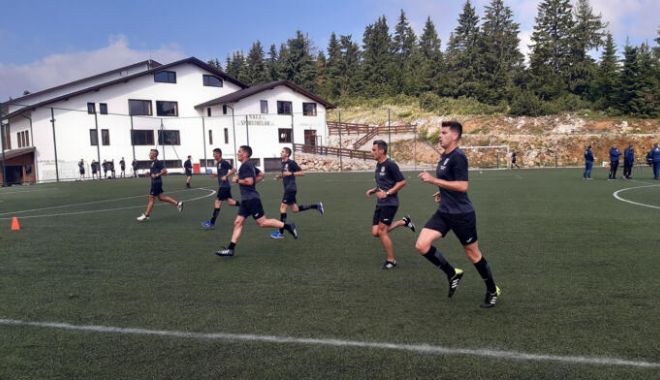 Fotbal / Arbitrii din Liga I s-au întâlnit, la Cheile Grădiștei, pentru seminarul de vară