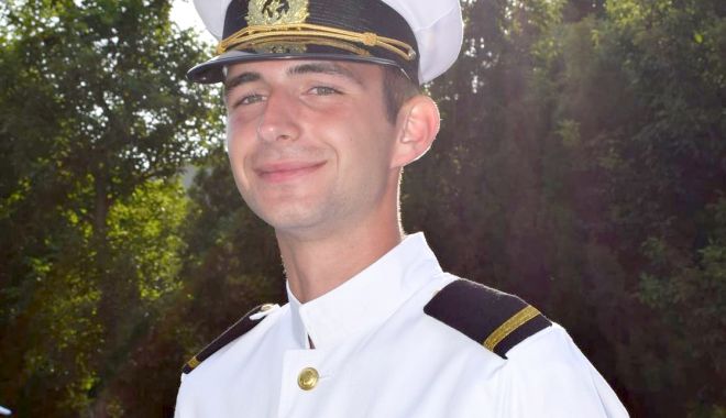 Absolvent al Colegiului Energetic, şef de promoţie la Şcoala Militară de Maiştri Militari