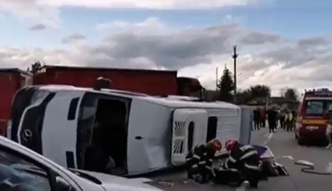 Accident cumplit! Doi morți și șapte copii în stare gravă după ce un microbuz școlar s-a ciocnit cu un autoturism