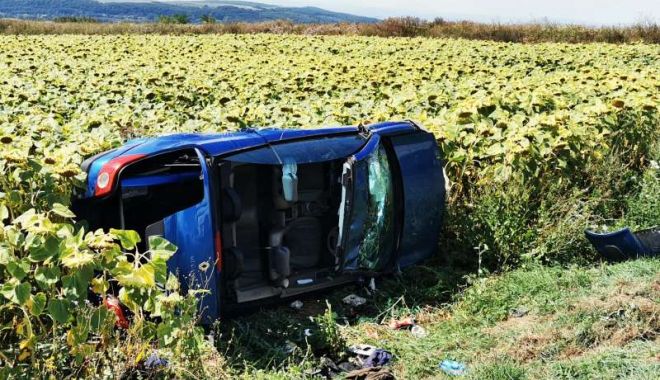 Trei copii şi doi adulţi au fost răniţi într-un accident rutier pe E85