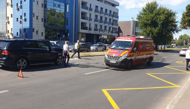 GALERIE FOTO. Femeie lovită grav de un şofer de 18 ani, pe bulevardul Mamaia