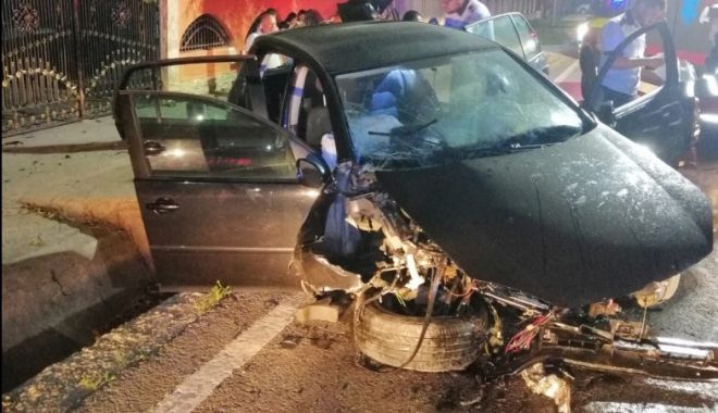 MAȘINĂ FĂCUTĂ PRAF, TREI OAMENI AU AJUNS LA SPITAL!