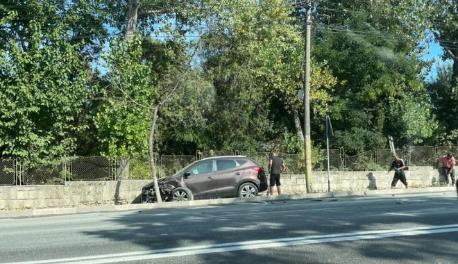 Accident rutier la Eforie. O maşină a intrat pe trotuar