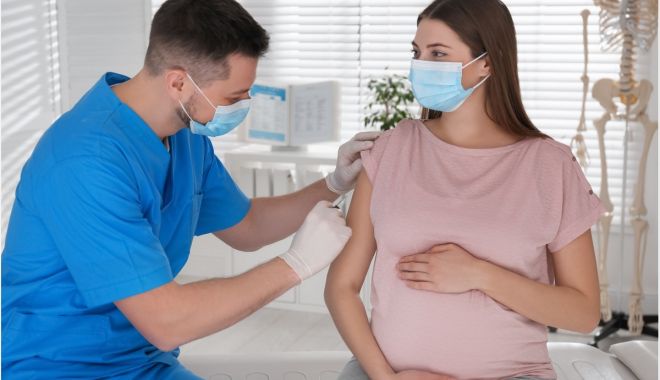 Apel către femeile însărcinate să se vaccineze împotriva COVID-19. „După naştere, ar putea fi prea târziu!”