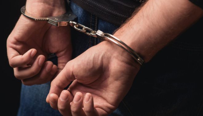 Bibliotecar din Tulcea, arestat pentru că ar fi întreținut relații sexuale cu minore și ar fi produs materiale pornografice