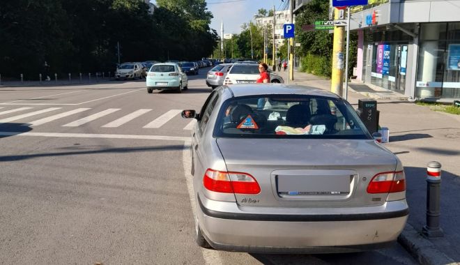 Atenţie, unde staţionaţi! Poliţiştii locali ridică maşinile parcate neregulamentar